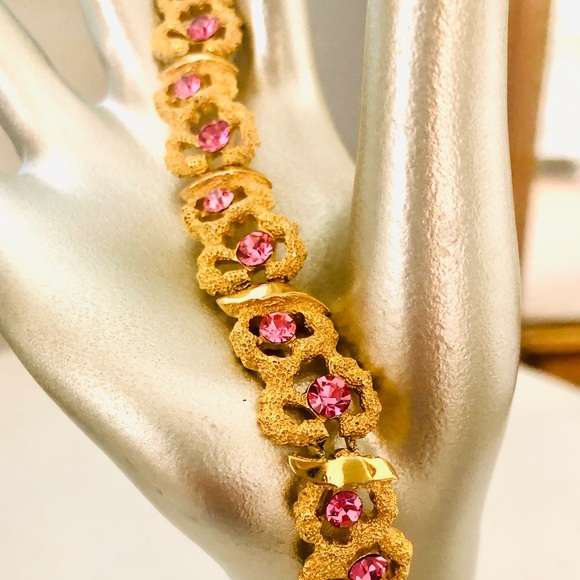 Vintage CROWN TRIFARI pink rhinestone Bracelet 💖 - Picture 3 of 17